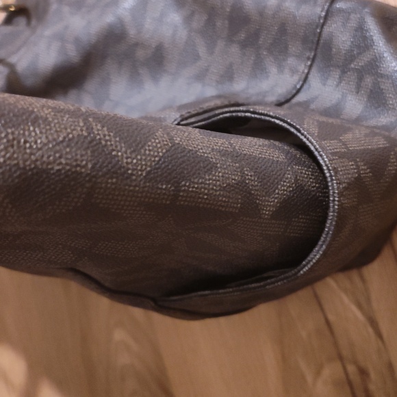 MICHAEL KORS MK Logo East West Signature Large Tote Brown Logo Charm - Picture 9 of 10